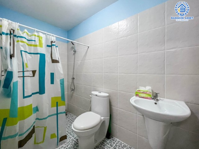 ทาวน์เฮ้าส์มือสองย่านนนทบุรี ม.ดิเอมเมอรัลด์พาร์ค2 บางกรวย-ไทรน้อย บนเนื้อที่ 18 ตร.ว. ฟังก์ชัน 2 ห้องนอน 2 ห้องน้ำ 1 ที่จอดรถ บ้านพร้อมอยู่ ต่อเติมครบ ลงเสาเข็มในครัว เชื่อมต่อถ.ชัยพฤกษ์ ใกล้เซ็นทรัลเวสต์เกต เพียง15 นาทีถึงรถไฟฟ้าสายสีม่วง "สถานีบางพลู"...